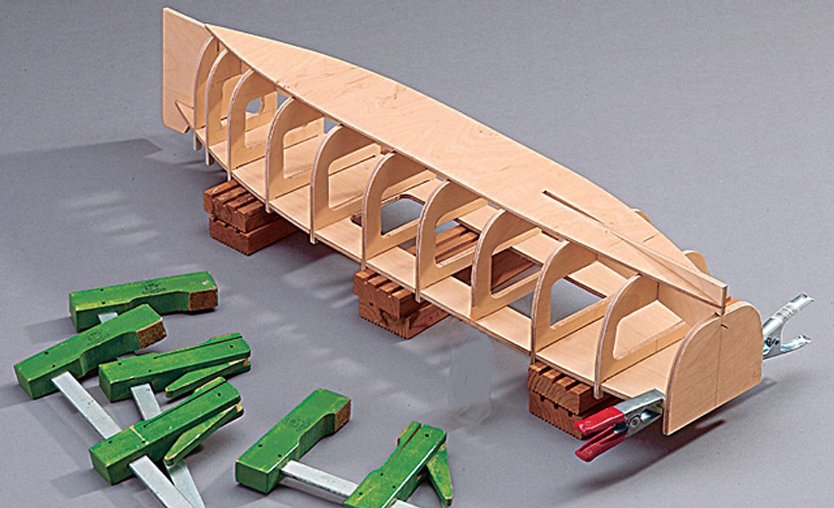 Modellboot selber bauen: Rumpf leimen