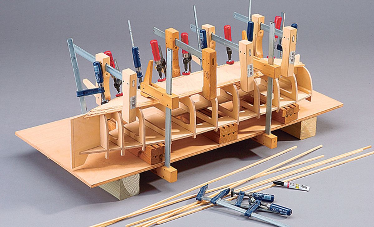 Modellboot selber bauen: Planken kleben