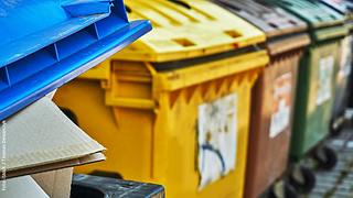 Papiermüll, gelbe Tonne oder Restmüll. Hier erfahren Sie alles zur Müllentsorgung. - Foto: iStock / Thomas Demarczyk