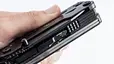 Eine Hand hält ein schwarzes Multitool mit mehreren geschlossenen Werkzeugen vor weißem Hintergrund. - Foto: sidm / Michael Müller-Münker Eine Hand hält ein schwarzes Multitool mit mehreren geschlossenen Werkzeugen vor weißem Hintergrund. - Foto: sidm / Michael Müller-Münker