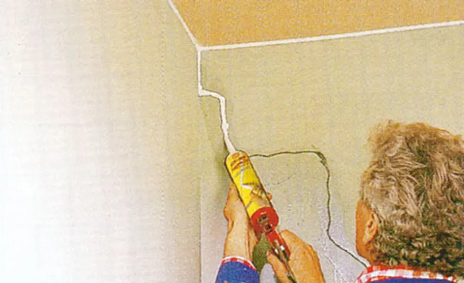 Schritt 1: Risse mit Acryl abdichten Riss in der Wand