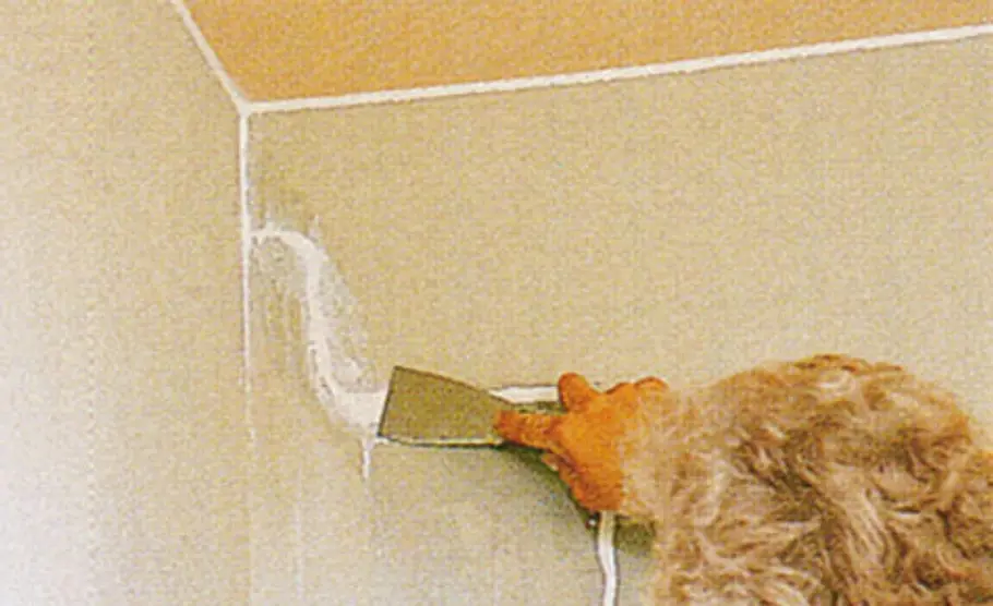 Schritt 2: Acryl mit Spachtel abziehen Riss in der Wand