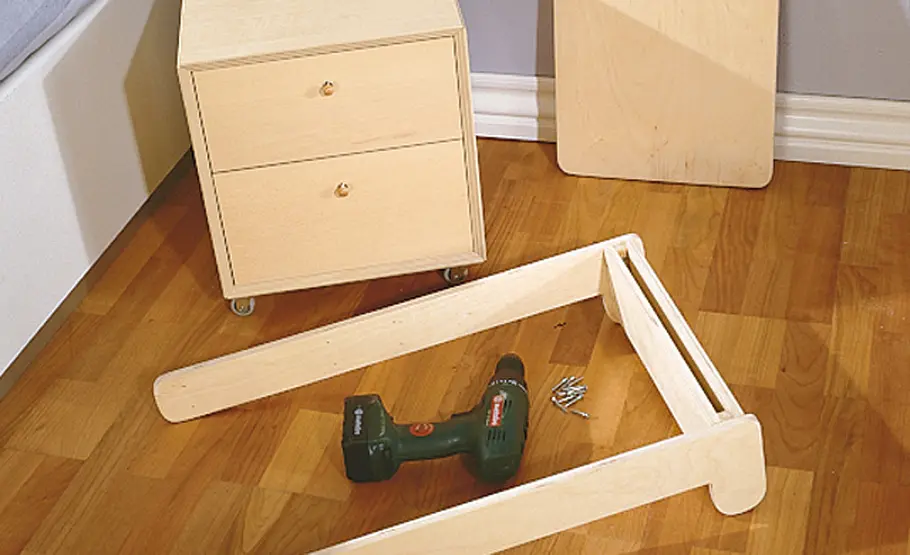 Nachttisch mit Bett-Tablett Bett-Tablett: Rahmen anschrauben