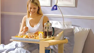 Nachttisch mit Bett-Tablett