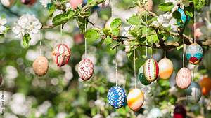 Bunte Ostereier verschönern jeden Garten zur Osterzeit. - Foto: iStock / Kerrick