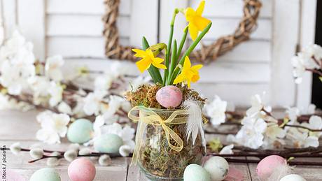 Moos, Narzissen und kleine Eier sorgen im Glas für Oster-Stimmung. - Foto: iStock / picalotta