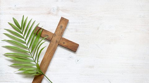 Kreuz und Palmwedel - Foto: udra / iStock