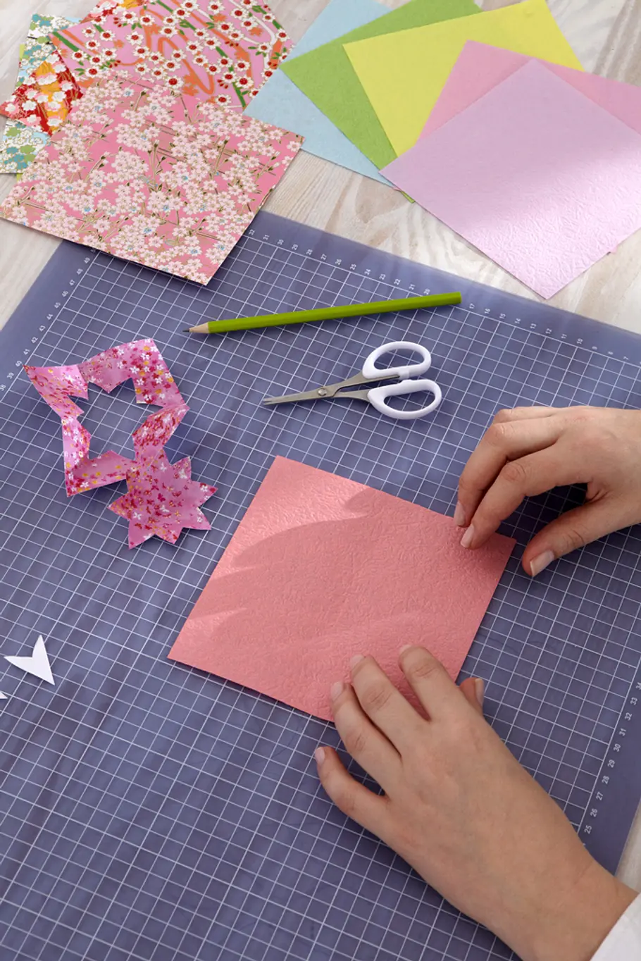Papierblüten basteln: Schritt 4 von 15 Origami: Papierblüten basteln