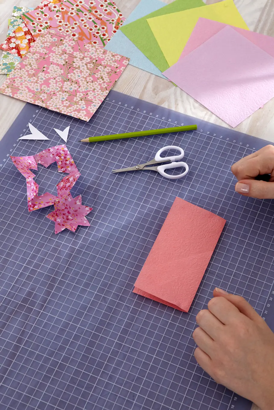 Papierblüten basteln: Schritt 5 von 15 Origami: Papierblüten basteln