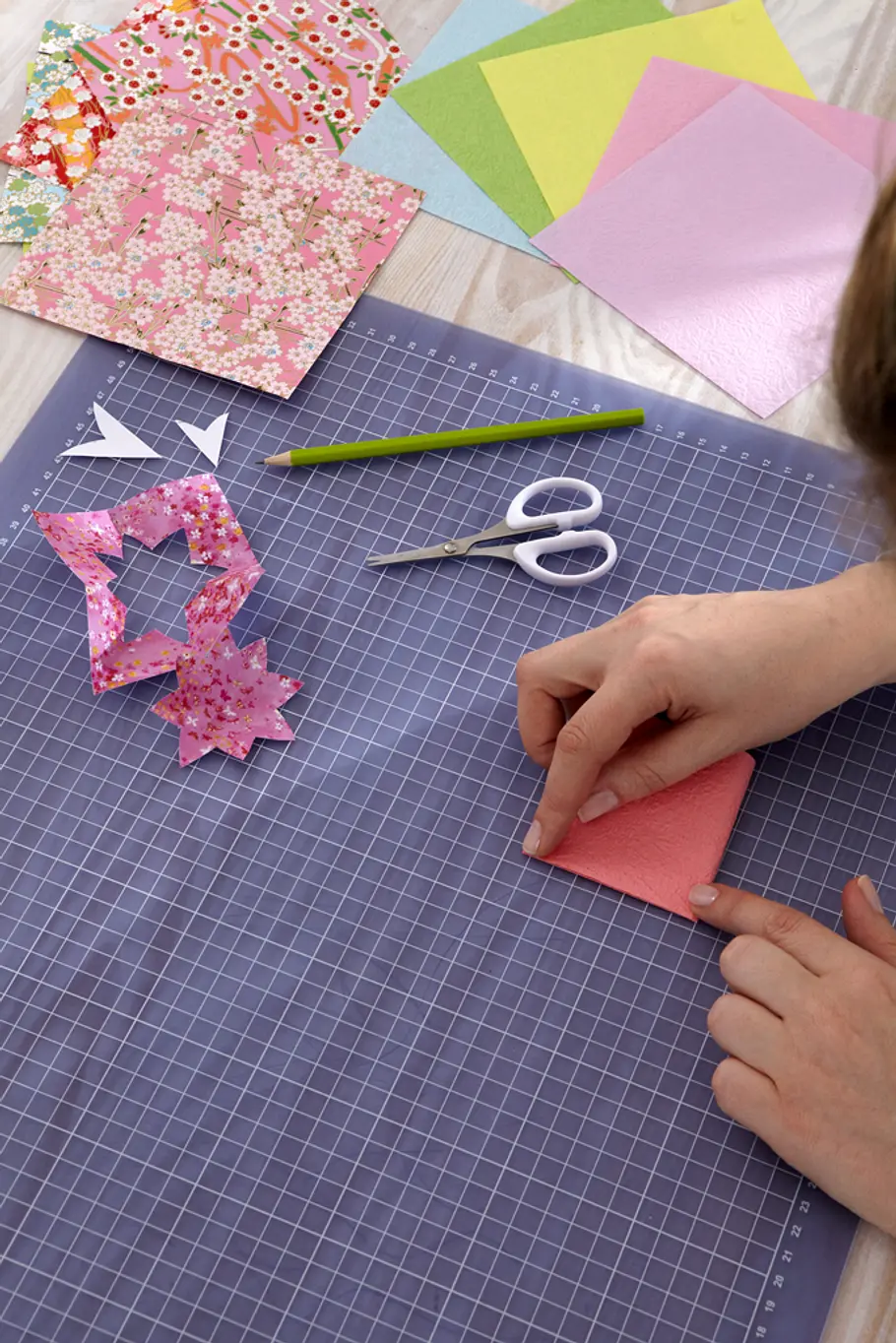 Papierblüten basteln: Schritt 6 von 15 Origami: Papierblüten basteln