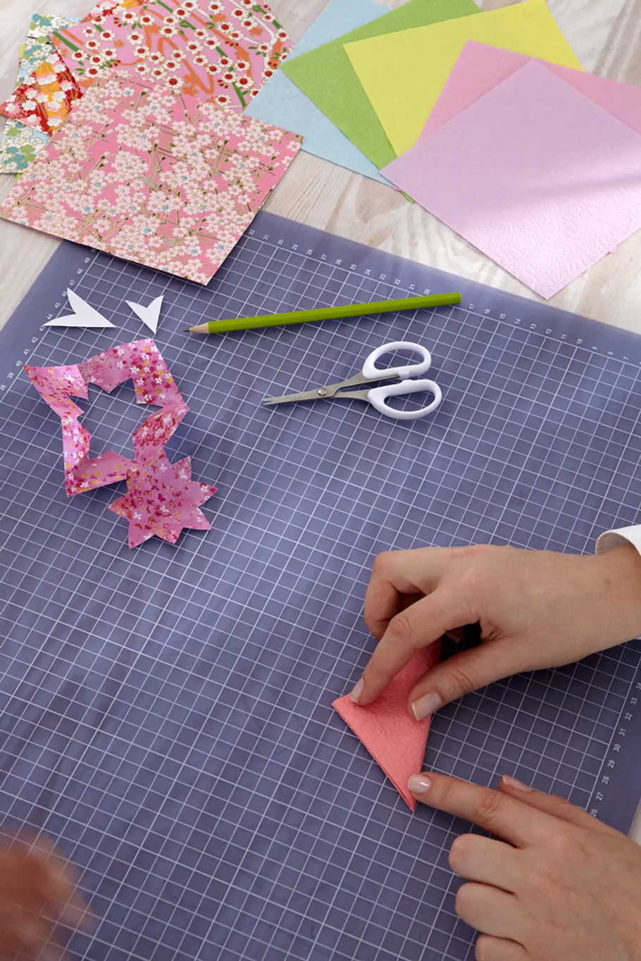 Papierblüten basteln: Schritt 7 von 15 Origami: Papierblüten basteln