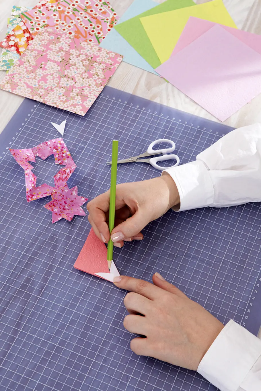 Papierblüten basteln: Schritt 8 von 15 Origami: Papierblüten basteln