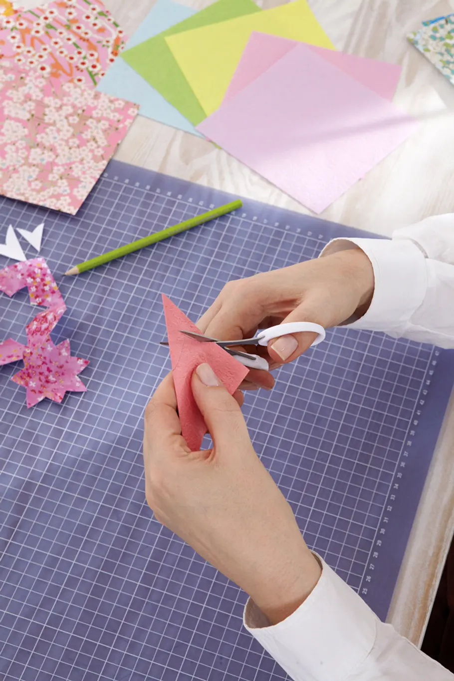 Papierblüten basteln: Schritt 10 von 15 Origami: Papierblüten basteln