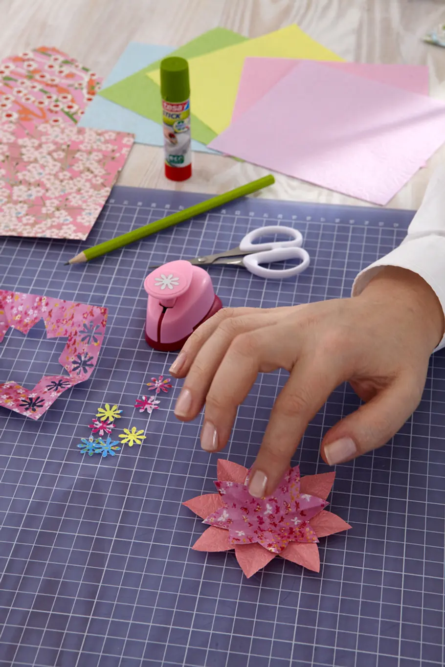 Papierblüten basteln: Schritt 12 von 15 Origami: Papierblüten basteln