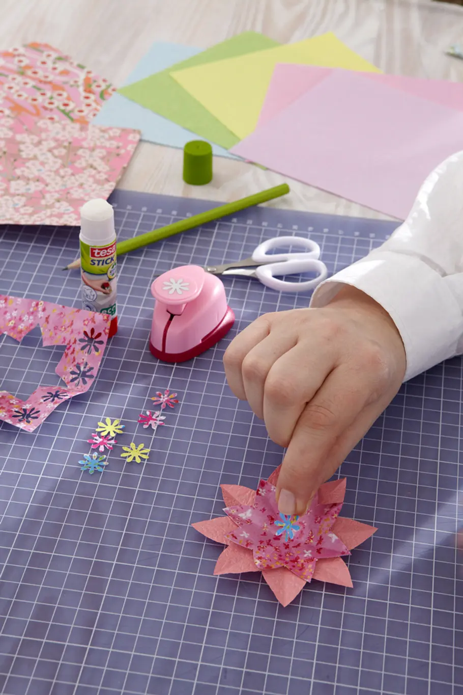 Papierblüten basteln: Schritt 13 von 15 Origami: Papierblüten basteln