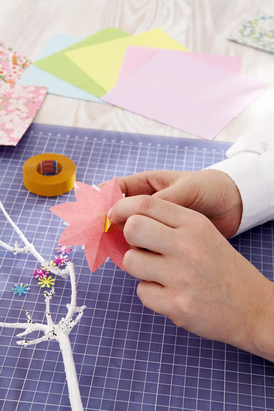 Papierblüten basteln: Schritt 14 von 15 Origami: Papierblüten basteln