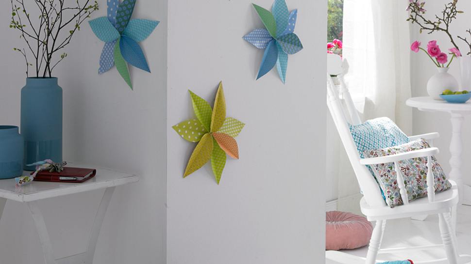 Wandschmuck: Papierblumen basteln