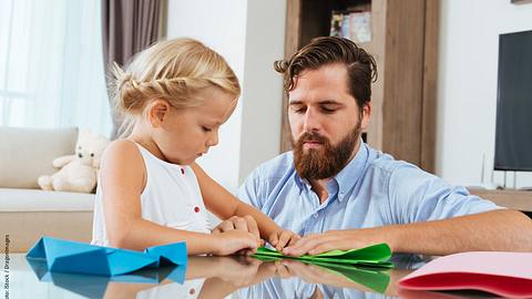 Papierflieger-Anleitung - Foto: iStock / DragonImages