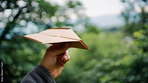 Papierflieger basteln - Foto: iStock / TG23