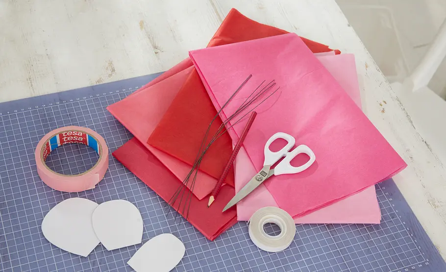 Valentinstag: Papierblumen basteln Valentinstag: Seidenpapier-Rosen basteln