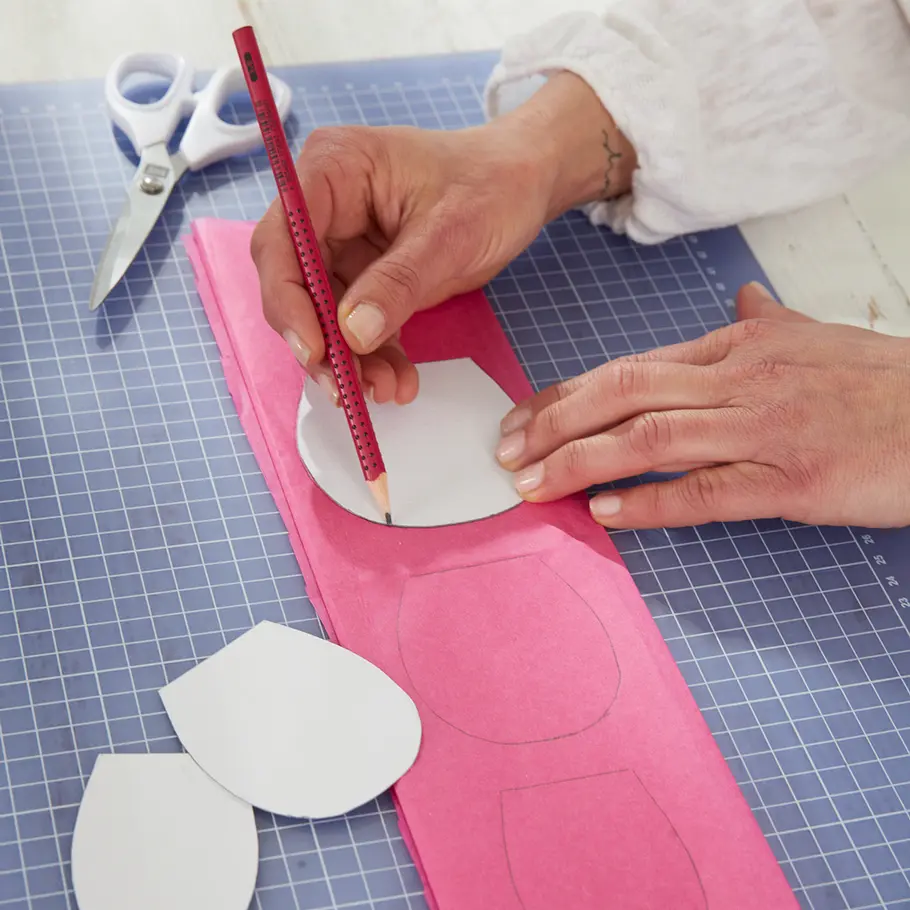 Valentinstag: Papierblumen basteln Valentinstag: Seidenpapier-Rosen basteln