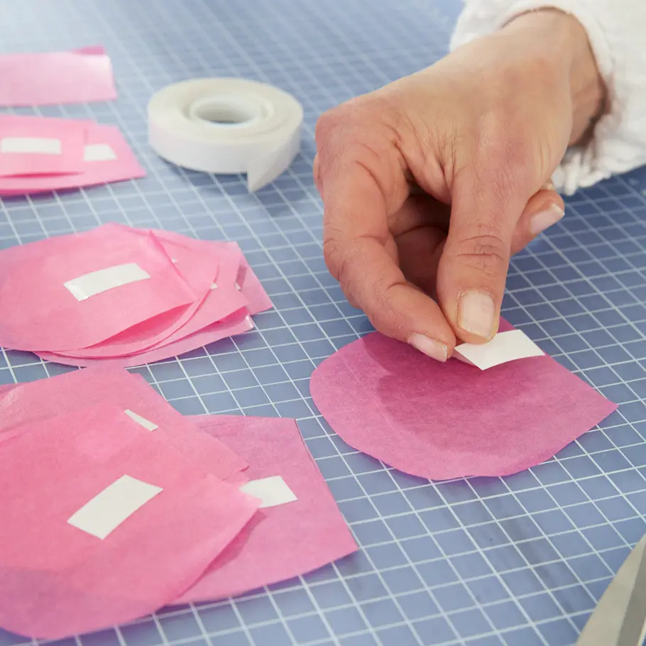 Valentinstag: Papierblumen basteln Valentinstag: Seidenpapier-Rosen basteln