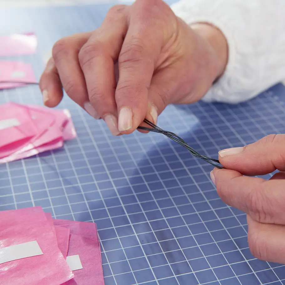 Valentinstag: Papierblumen basteln Valentinstag: Seidenpapier-Rosen basteln