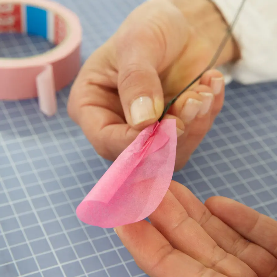 Valentinstag: Papierblumen basteln Valentinstag: Seidenpapier-Rosen basteln
