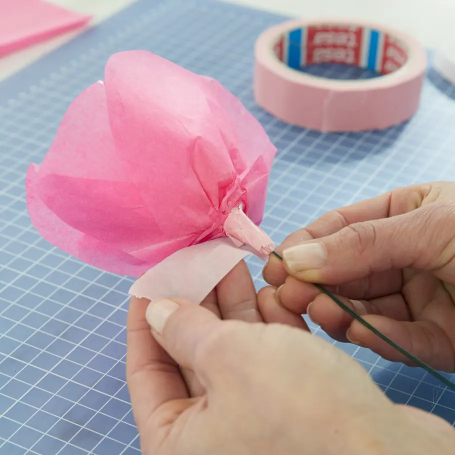 Valentinstag: Papierblumen basteln Valentinstag: Seidenpapier-Rosen basteln