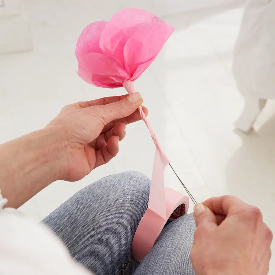 Valentinstag: Papierblumen basteln Valentinstag: Seidenpapier-Rosen basteln