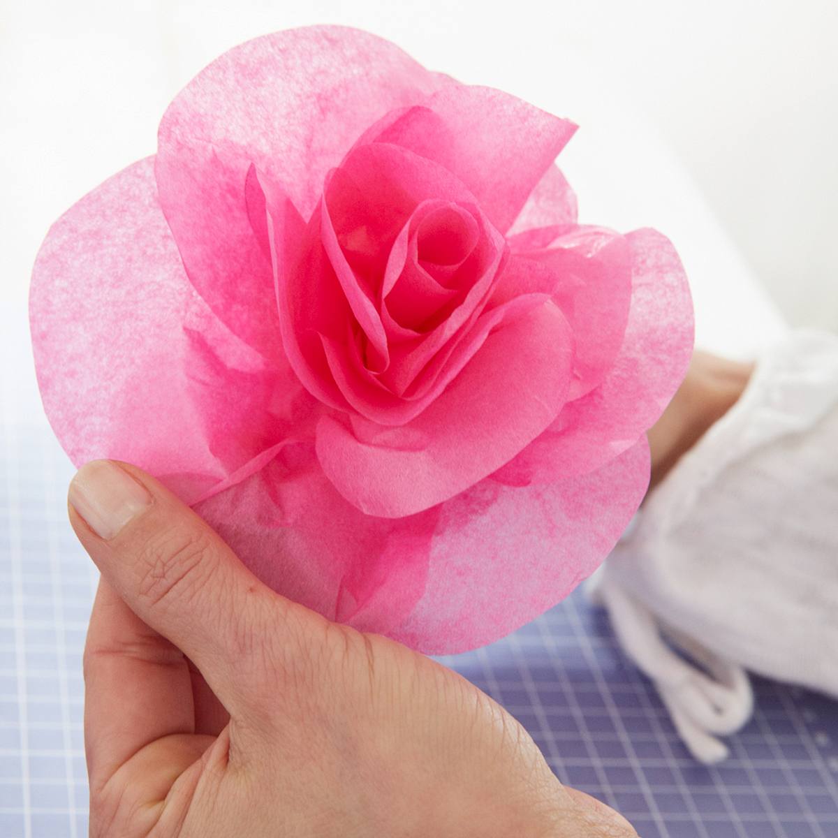Valentinstag: Seidenpapier-Rosen basteln