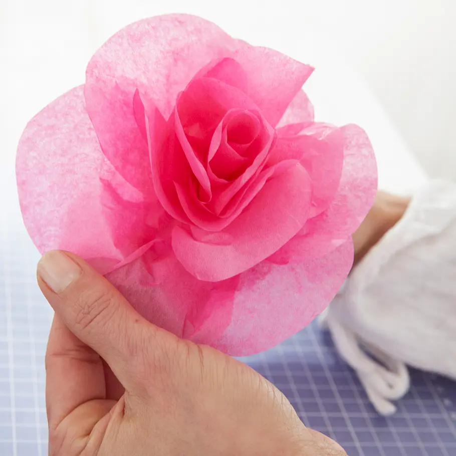 Valentinstag: Papierblumen basteln Valentinstag: Seidenpapier-Rosen basteln