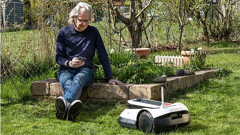 Peter sitzt im Garten mit dem Goat G1 - Foto: sidm / Michael Müller-Münker