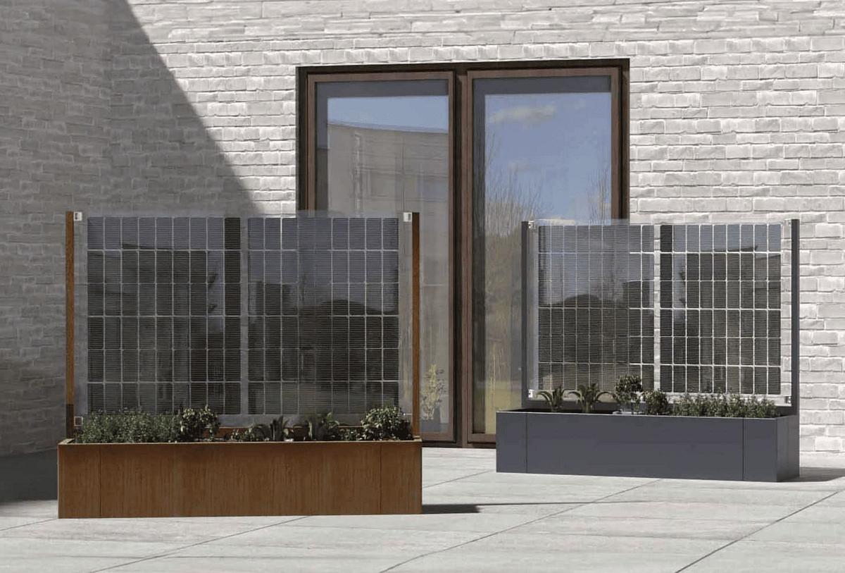 Zwei Solarpflanzkästen vor einem Haus
