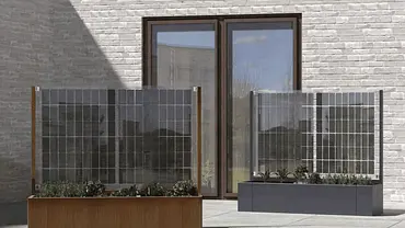 Zwei Solarpflanzkästen vor einem Haus - Foto: Green Solar Zwei Solarpflanzkästen vor einem Haus - Foto: Green Solar