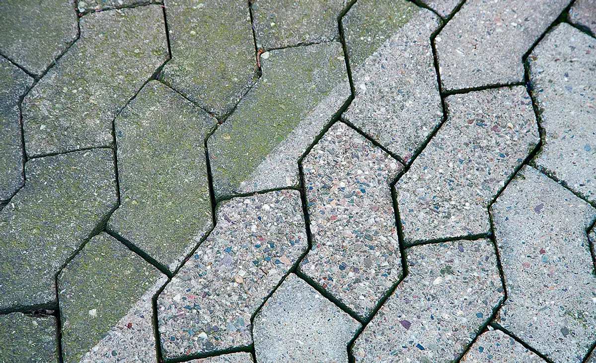 Der Kontrast zwischen gereinigten und verwitterten Pflastersteinen ist eindeutig zu erkennen