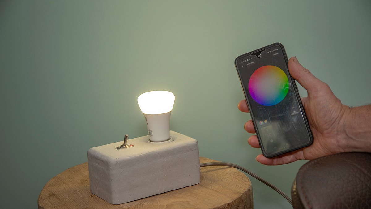 Philips Hue Leuchte wird durch App gesteuert