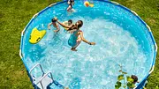 Kinder spielen im Pool im Garten - Foto: iStock / Vladimir Vladimirov Kinder spielen im Pool im Garten - Foto: iStock / Vladimir Vladimirov