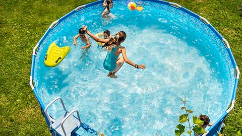 Kinder spielen im Pool im Garten - Foto: iStock / Vladimir Vladimirov