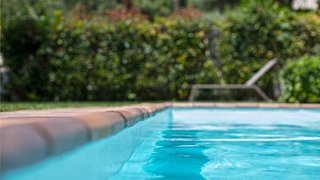 Pool im Garten - Foto: iStock/Dreamer Company