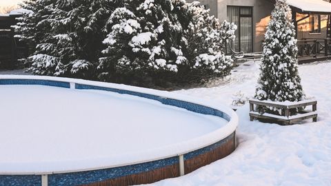 Gut geschützt vor Eis und Schnee – so machen Sie Ihren Pool winterfest - Foto: istock/elenaleonova