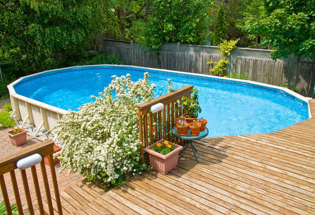 Ein sehr gepflegter, bunt bepflanzter Garten mit Swimmingpool