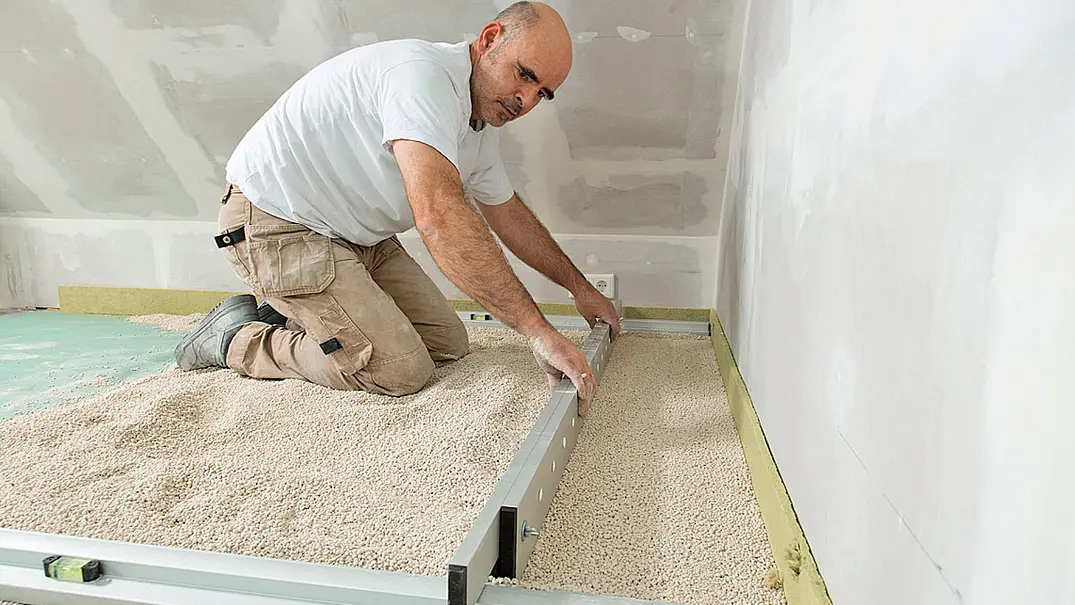Dachboden mit Trockenschüttung dämmen - Foto: sidm/Claudio Kalex Dachboden mit Trockenschüttung dämmen - Foto: sidm/Claudio Kalex