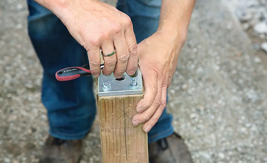 Zaunpfosten befestigen ohne Beton Punktfundamente bauen