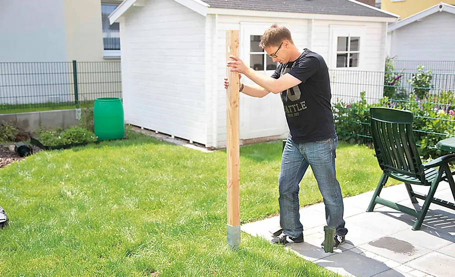 Zaunpfosten befestigen ohne Beton Punktfundamente bauen