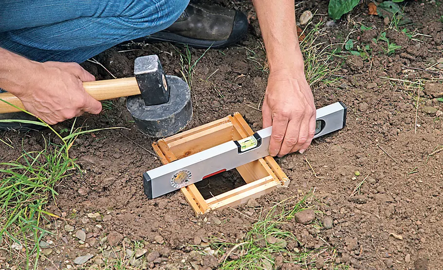 Pfostenschuh: Fundament gießen Punktfundament