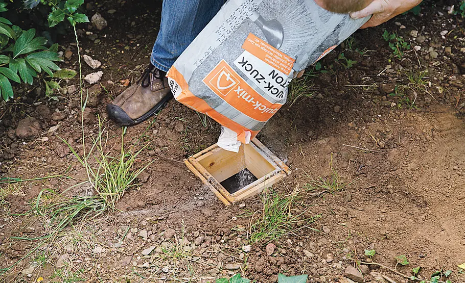 Pfostenschuh: Fundament gießen Stütze