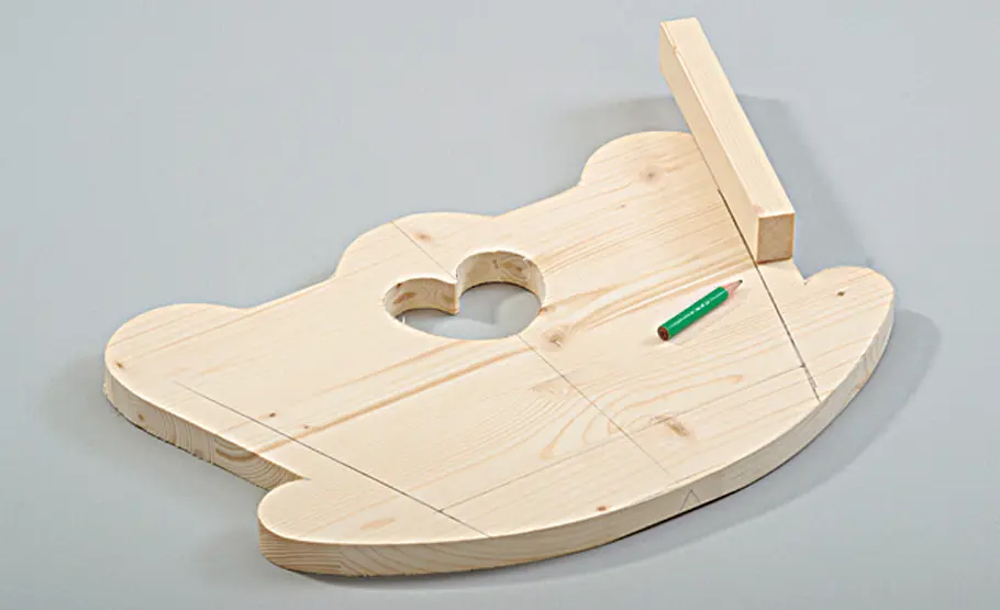 Anleitung: Puppenbett bauen Puppenwiege: Herz ausschneiden