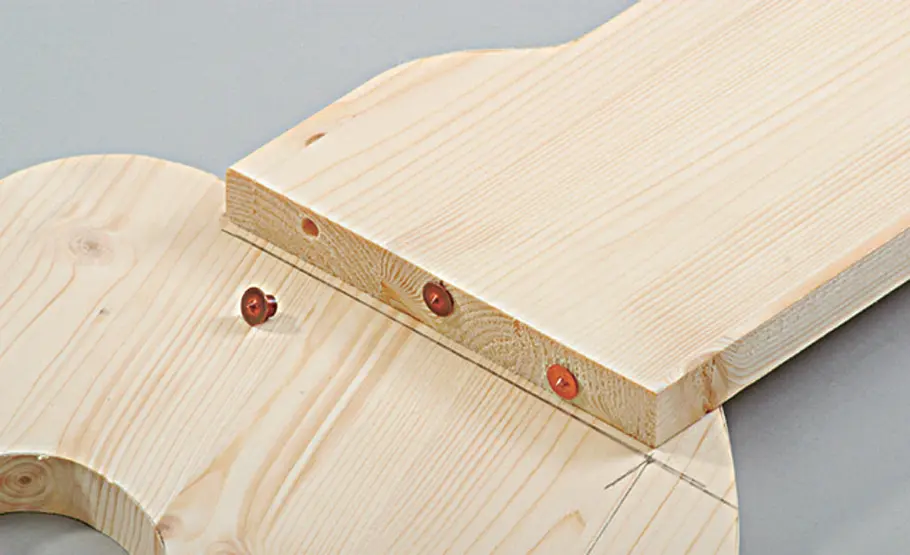 Anleitung: Puppenbett bauen Puppenwiege: Gegenbohrungen markieren