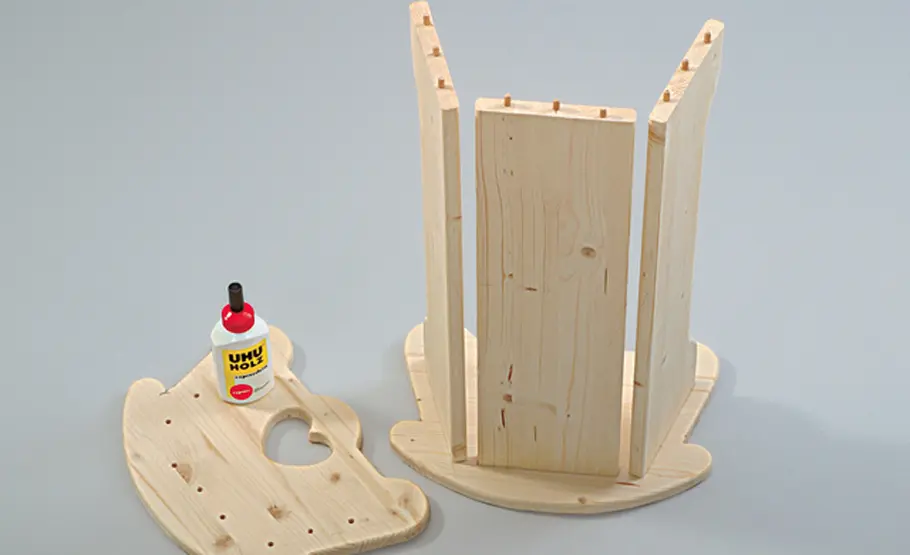Anleitung: Puppenbett bauen Puppenwiege: Bohrlöcher einleimen